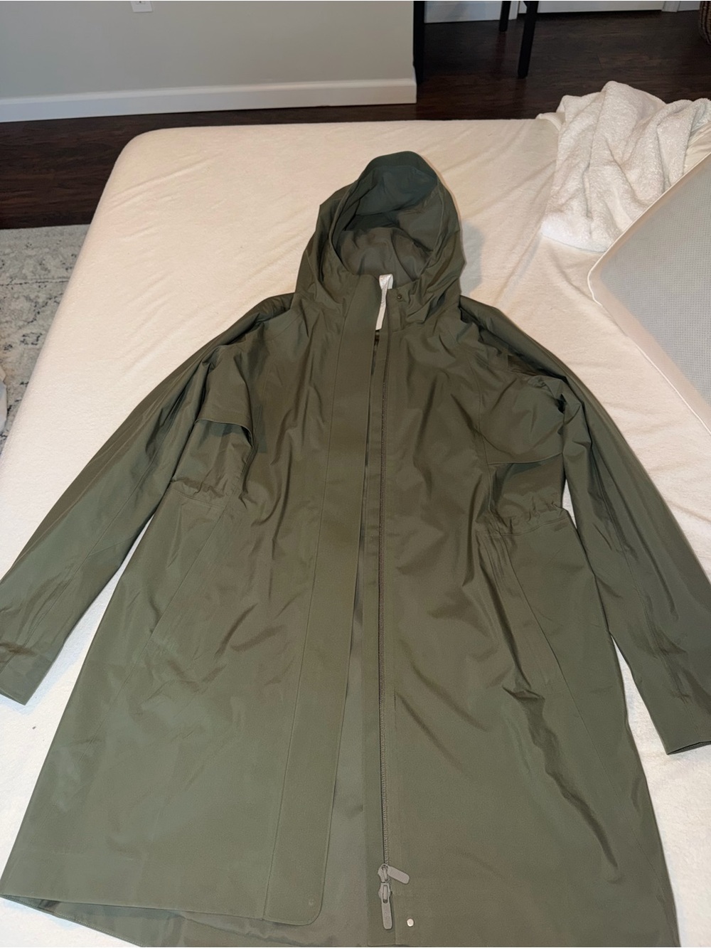 Women’s Lululemon Rain Rebel Hooded Raincoat Jacket - Olive Green - Picture 5 of 6